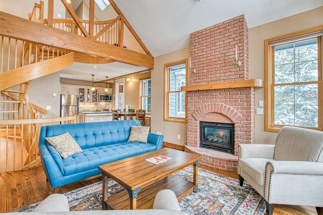 Building Photo - Beautiful custom home in the heart of Brec...