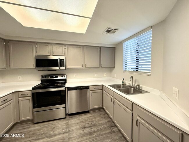 Building Photo - 4925 E Desert Cove Ave