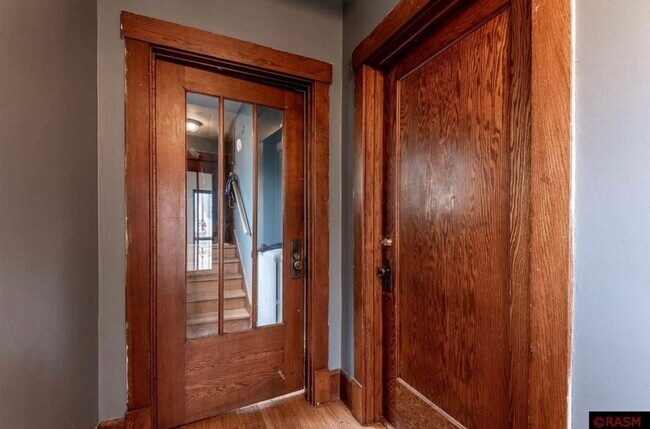 Puerta de entrada que conduce a la unidad. - 207 Van Brunt St