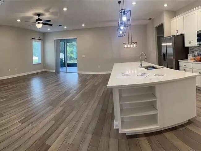 Building Photo - Executive home located in the Glen in Frui...