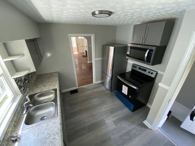 Building Photo - Newly updated Single Family in Dayton!