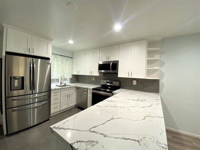 Building Photo - Welcome to your new condo in Pacific Beach...
