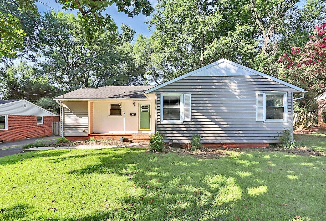 Foto principal - Discover the charm of this brick ranch nestled in the heart of Madison Park