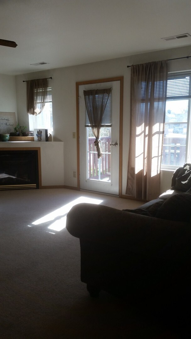 Building Photo - Great location, nice condo FRESH PAINT NOW...