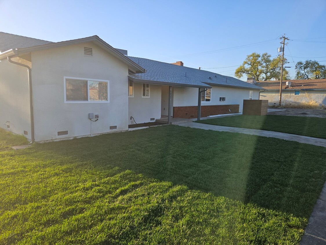 Foto principal - Large 3 bedroom 2 bath, recently renovated...