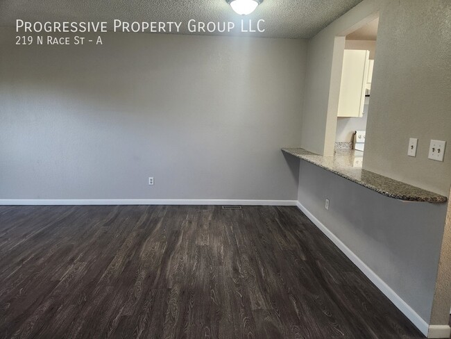 Building Photo - Great deal on this spacious 3 bedroom, 2.5...