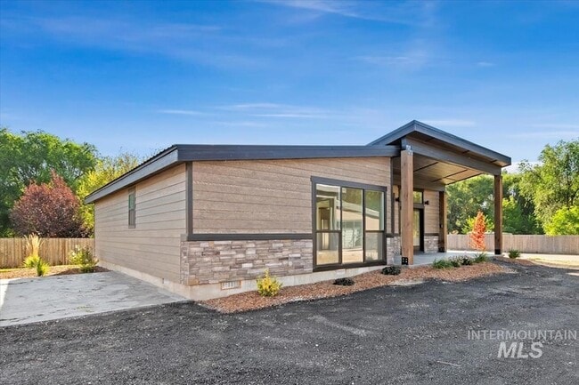 Building Photo - 384 London St