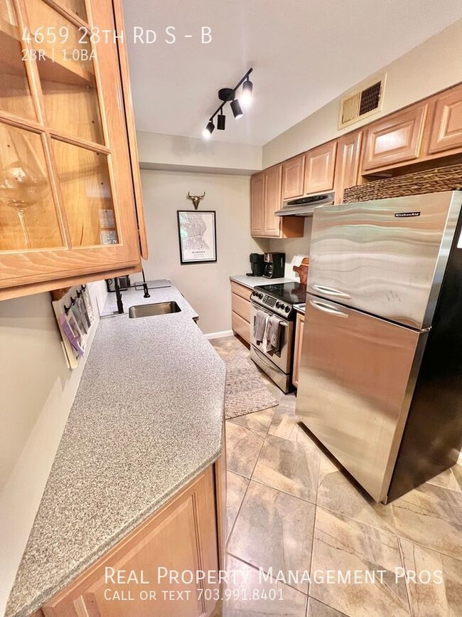 Building Photo - Stunning Shirlington Corner Unit With Priv...