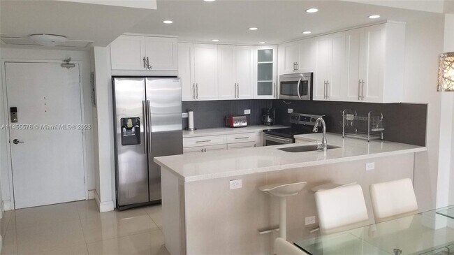 Building Photo - 5601 Collins Ave