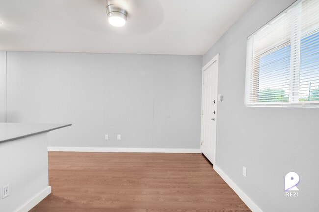 Building Photo - 902 Romeria Dr