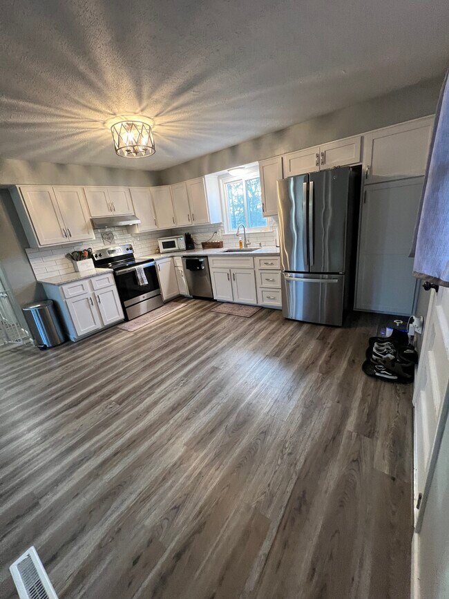 Foto del edificio - 6712 Grove Rd