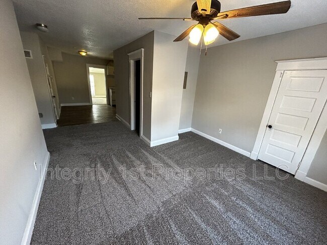 Building Photo - 1109 E Truman Rd