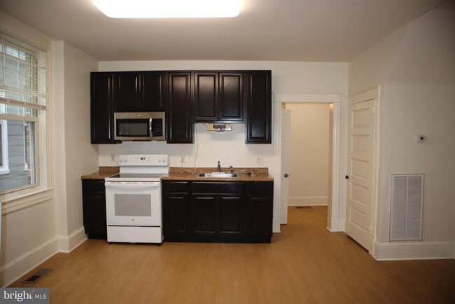 Building Photo - 404 Camden Ave