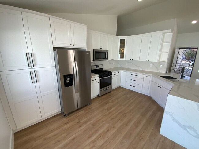 Building Photo - Gorgeous remodeled single story home in Henderson with 3 car garage!