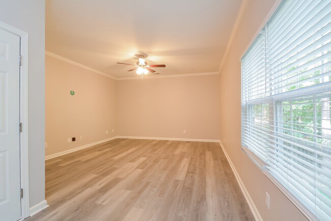 Building Photo - 210 River Hills Dr