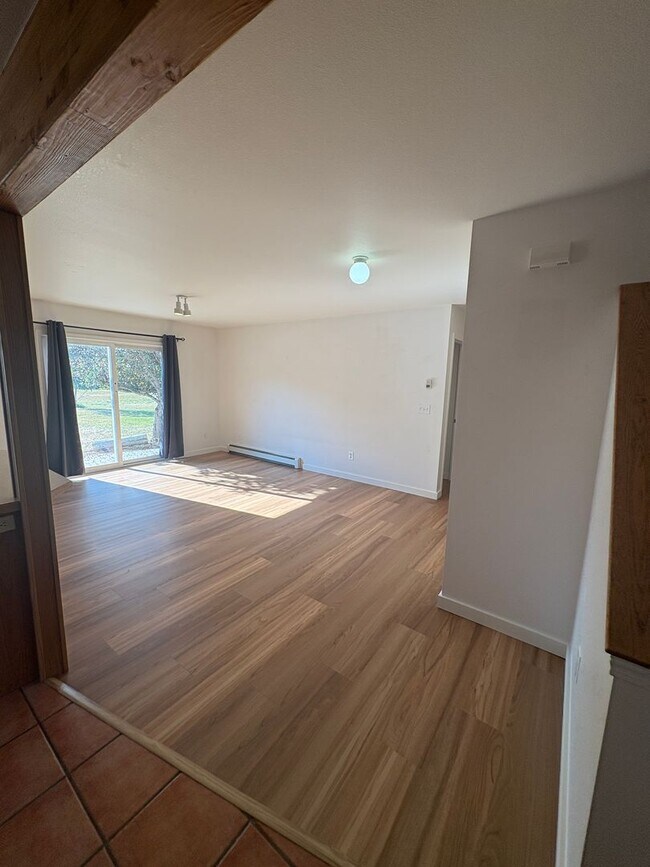 Building Photo - Classic 3 Bedroom 2 Bath Home with Attached 2 Car Garage!