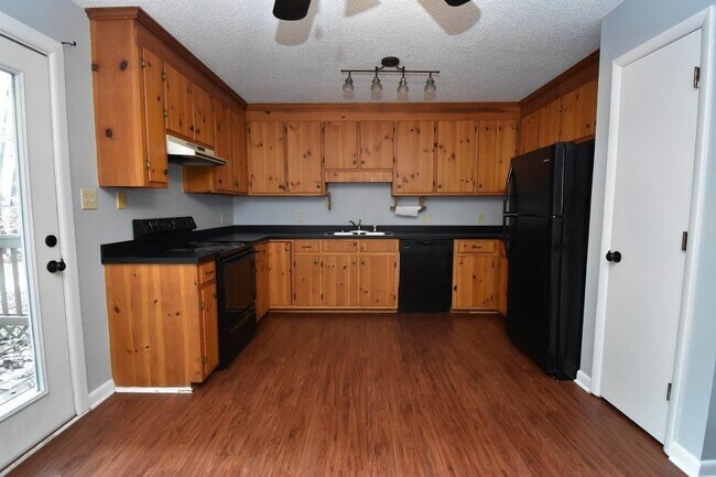 Building Photo - 110 Hollybrook Ln