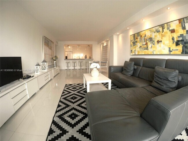 Muebles básicos - 19390 Collins Ave