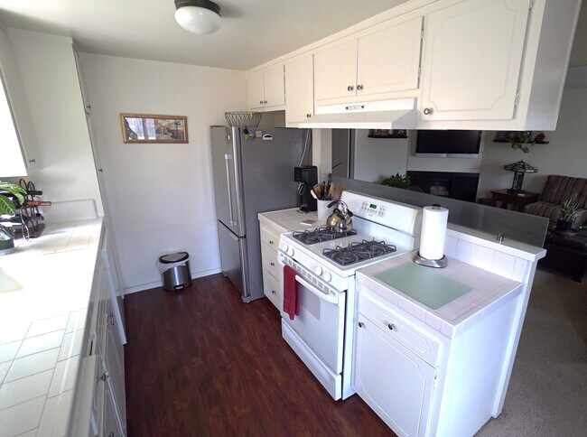 Building Photo - 741 Center Pl