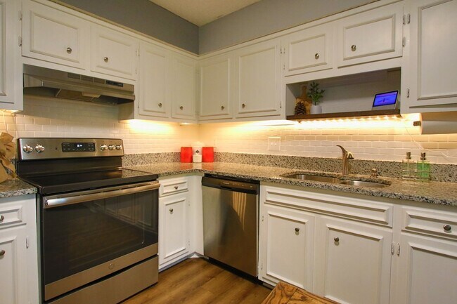 Foto del edificio - UPDATED CONDO IN THE HEART OF BRENTWOOD . . . PLUS AMENITIES!!!