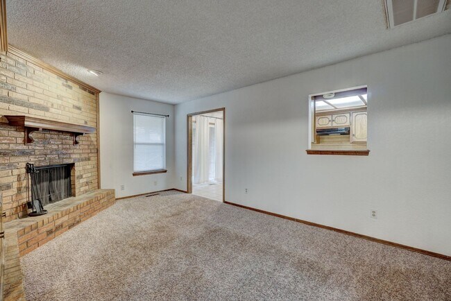 Building Photo - Cozy 2-Bedroom Duplex with Garage & Fenced...