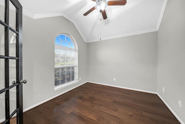 Foto del edificio - 18739 Laurel Hills Dr