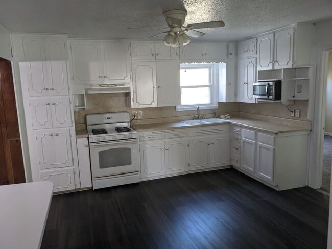 Foto del edificio - 3 Bed 2 Bath with Enclosed Patio, Fenced Yard, and Garage