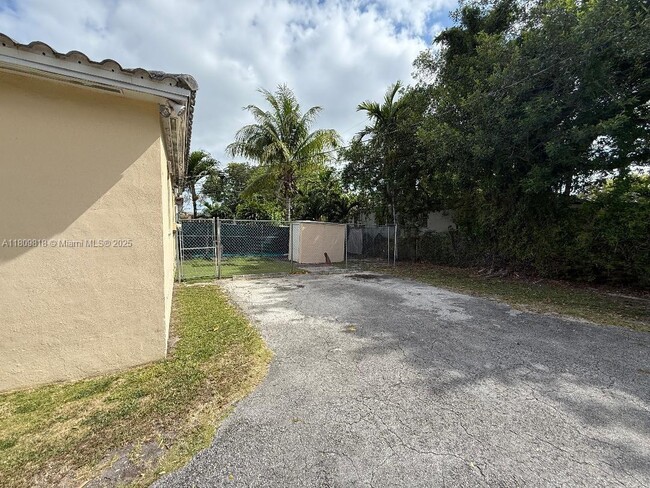 Building Photo - 531 NW 25th Ave