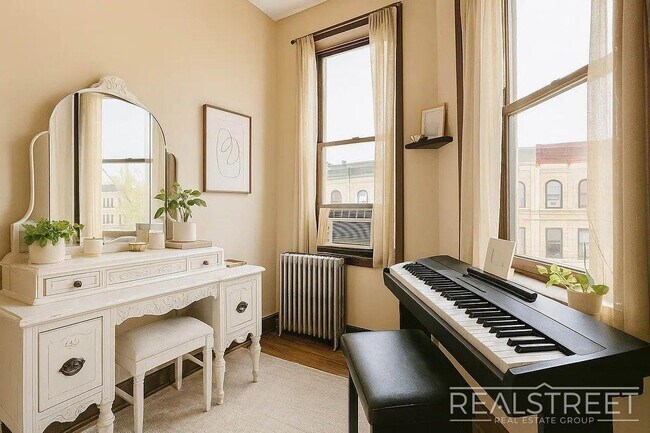 Foto del edificio - Spacious 1.5-Bedroom Penthouse Apartment i...