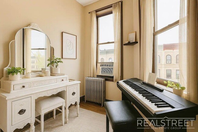 Building Photo - Spacious 1.5-Bedroom Penthouse Apartment i...