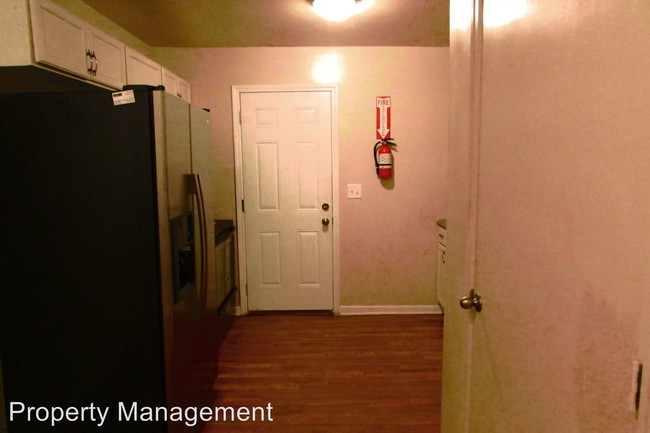 Building Photo - 5875 Lone Oak Dr SW