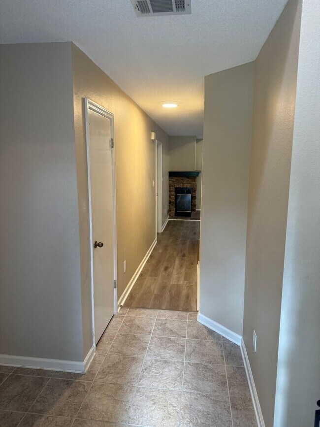 Building Photo - Great Location! 1/2 Off 1st Month's Rent