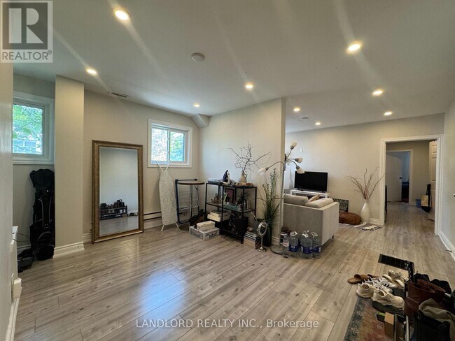 Photo du bâtiment - 154-154 Ossington Ave