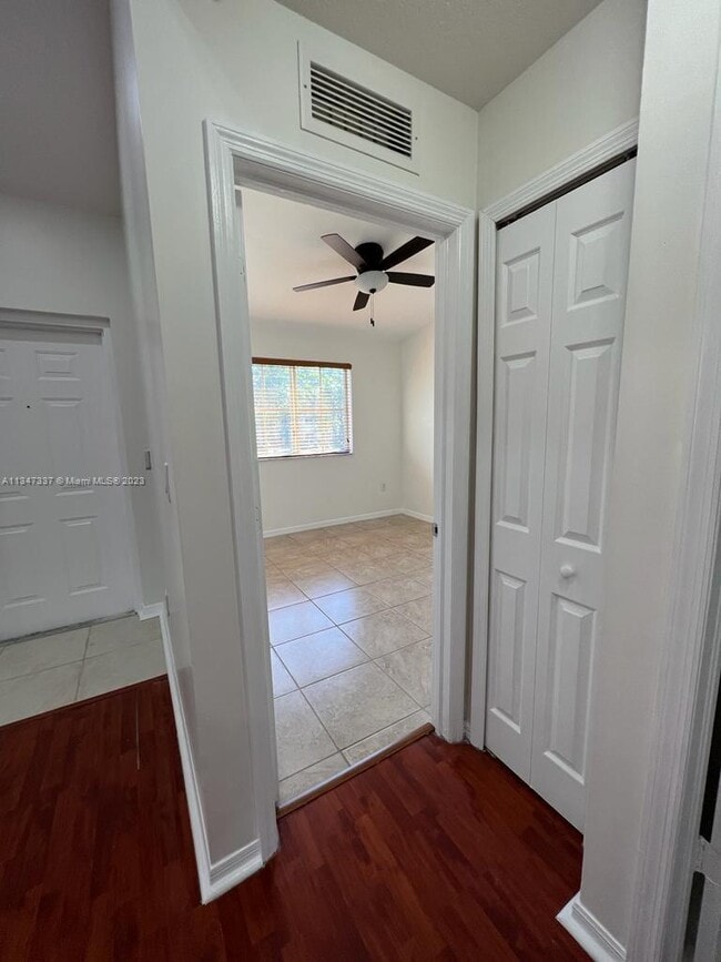 Building Photo - 1301 SE 28th Ln