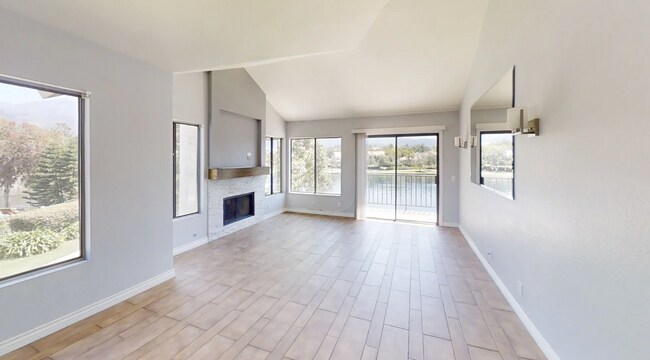 Foto del edificio - Adorable 2 bedroom/2 bathroom Condo with Gorgeous Lake Views!