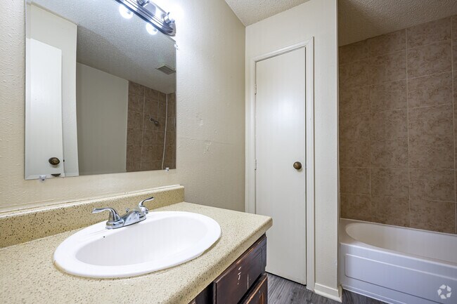 2HAB, 2BA - 1,033 ft² - Baño principal - Bellemont Victoria II Apartments