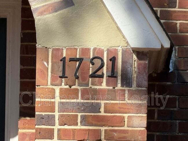 Building Photo - 1721 St Elmo Dr