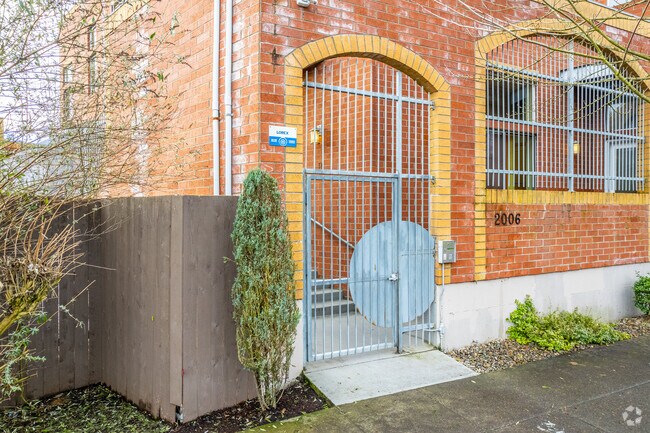 Entrance - 2006 SE Morrison St