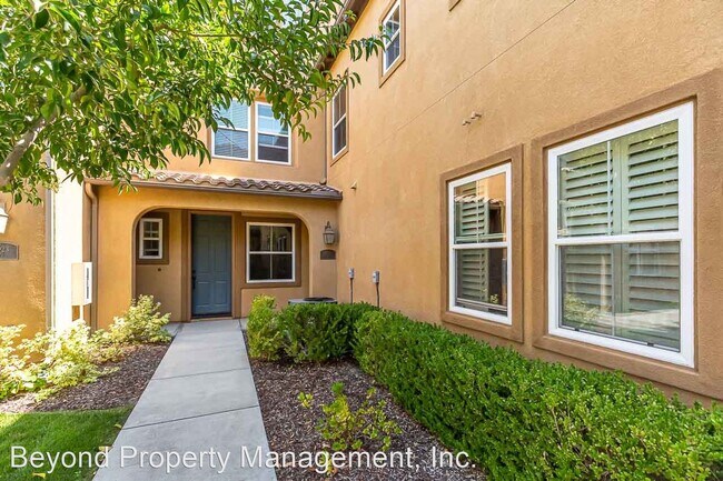 Building Photo - 3 br, 3.5 bath House - 17023 Calle Trevino...