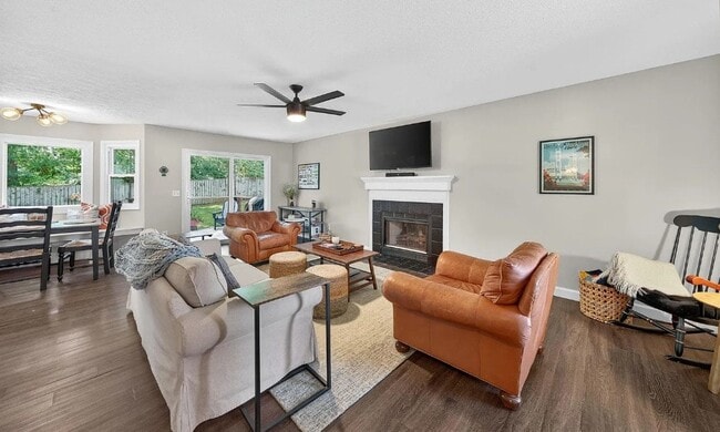Building Photo - 2204 Spring Hill Dr