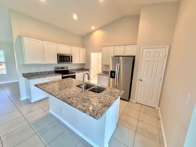 Foto del edificio - 4 Bed, 2 Bath Available Now in NW Cape Coral