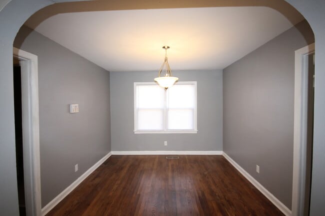 Building Photo - 305 N Moore Rd