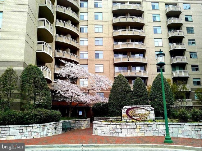 Foto del edificio - 7111 Woodmont Ave