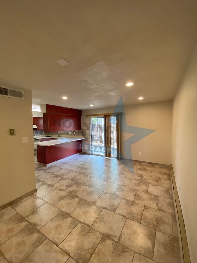 Foto del edificio - 3 bed condo W/ yard!