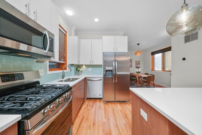 Foto del edificio - 1057 N Marshfield Ave
