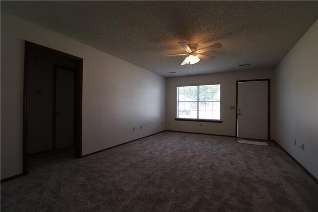 Building Photo - 2701 Dividend Dr
