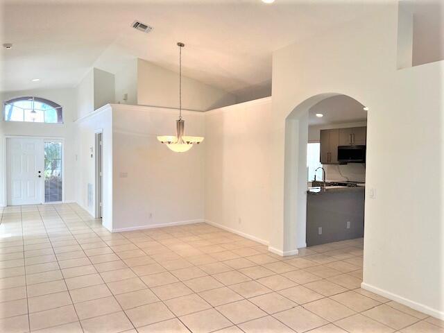 Foto del edificio - 5867 Royal Isles Blvd