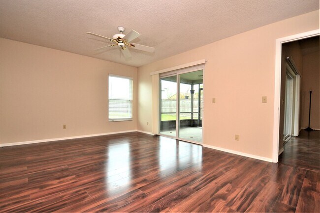Foto del edificio - Upgraded Oviedo Home - Screened porch, fenced back yard, wood floors