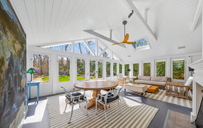 Foto del edificio - 1137 Springs Fireplace Rd