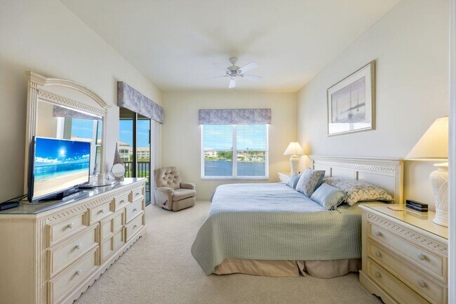 Foto del edificio - Beautiful 3rd Floor Condo with Lake View